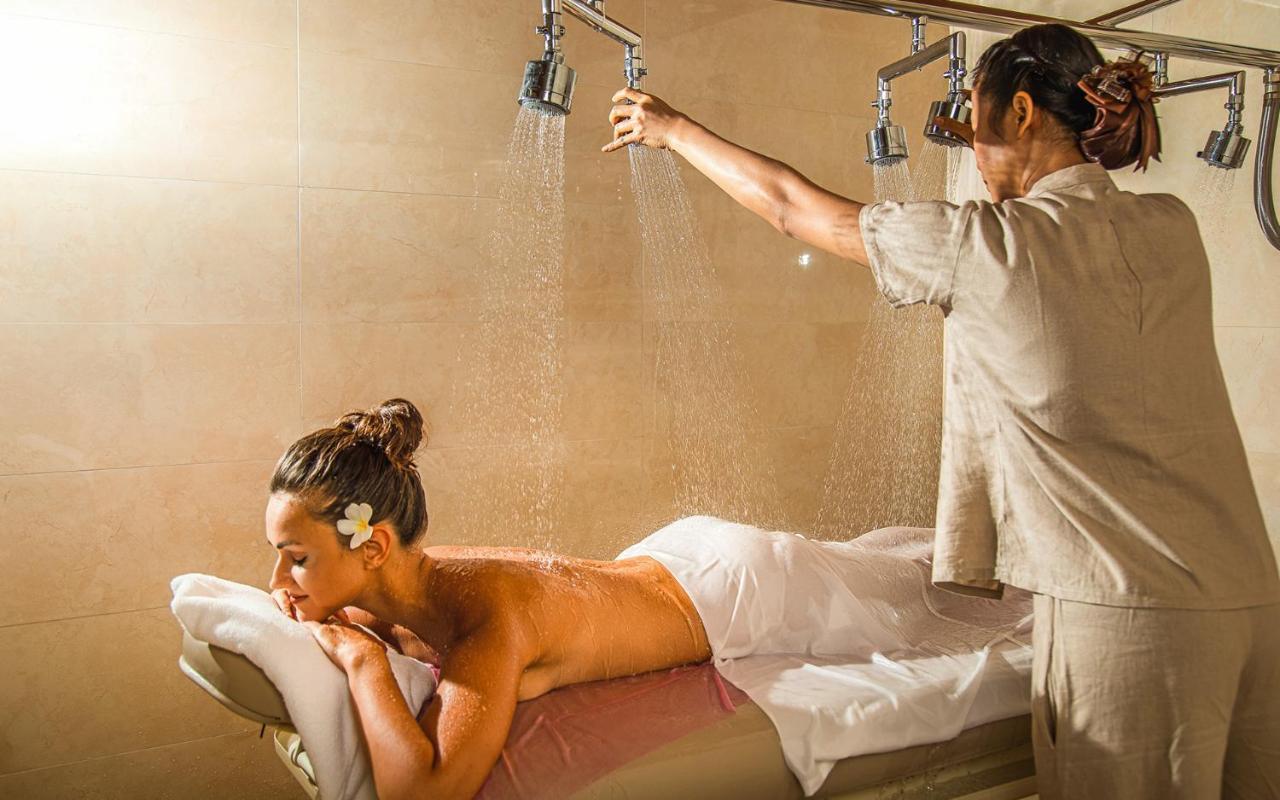 Marino Beach Colombo Buitenkant foto A woman receiving a massage at a spa