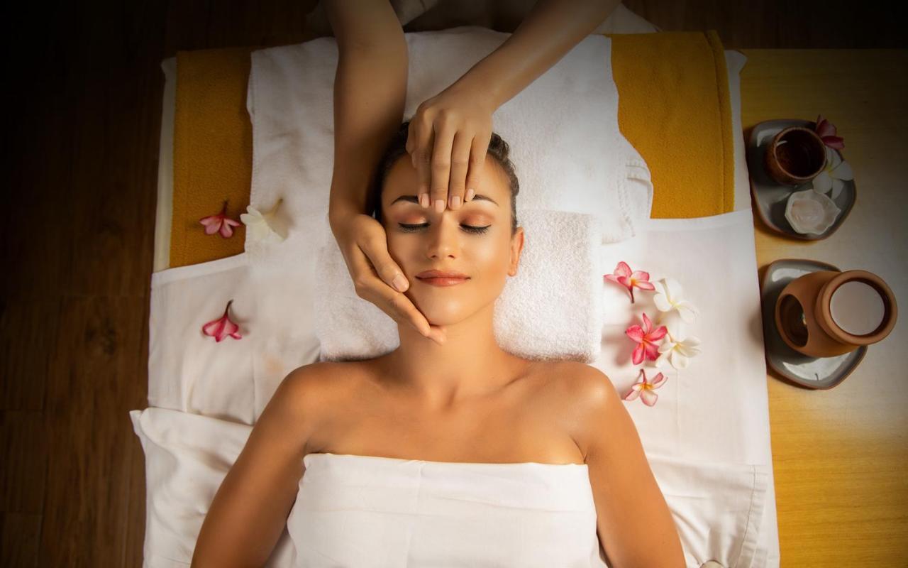 Marino Beach Colombo Buitenkant foto A woman receiving a facial massage